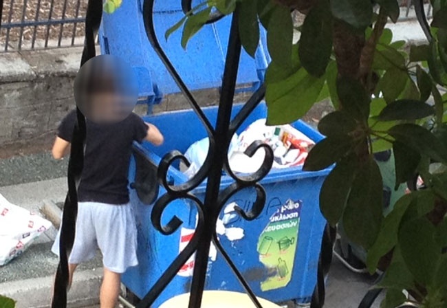 Εικόνες - ΣΟΚ: Νεαρός ψάχνει για φαγητό στα σκουπίδια στο Αγρίνιο