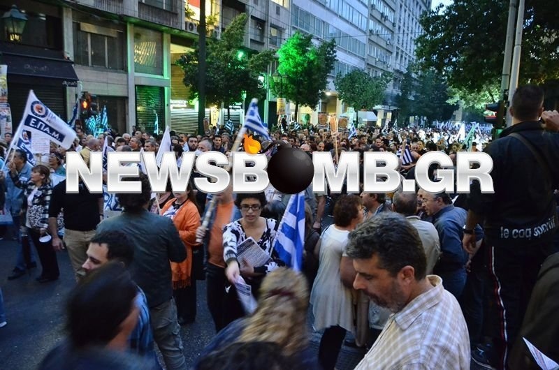 «Βουλιάζει» από κόσμο το Σύνταγμα