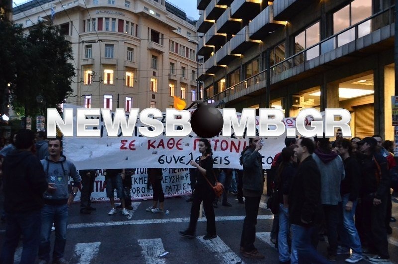 «Βουλιάζει» από κόσμο το Σύνταγμα