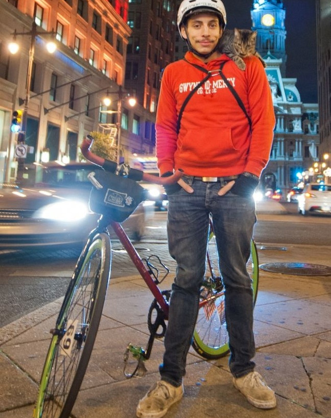 Γάτα κυκλοφορεί με ποδήλατο και μοιράζει γράμματα! (pics)