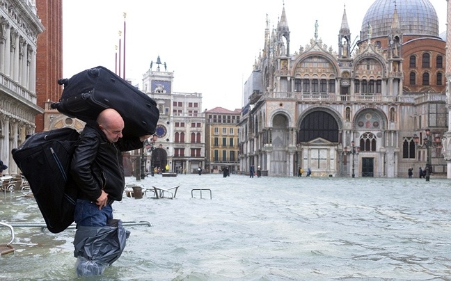 Πλημμύρισε το 70% του κέντρου της Βενετίας (pics)