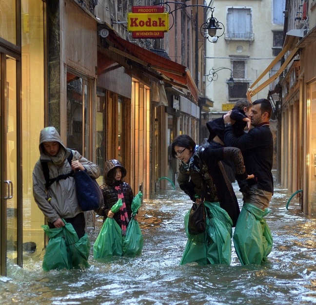 Πλημμύρισε το 70% του κέντρου της Βενετίας (pics)