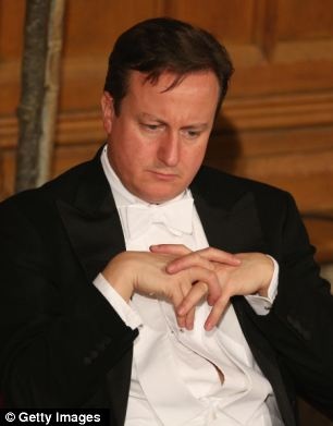 O πρωθυπουργός της Βρετανίας ξέχασε να... κουμπωθεί! (pics)