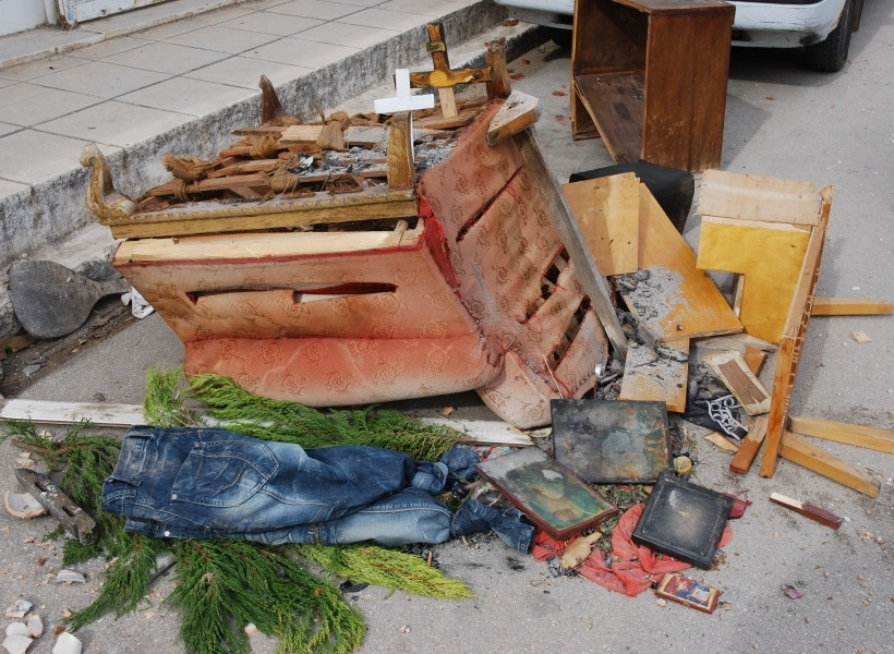 Αχαΐα: Μετανάστες έκαψαν εικόνες και σταυρούς (vid)