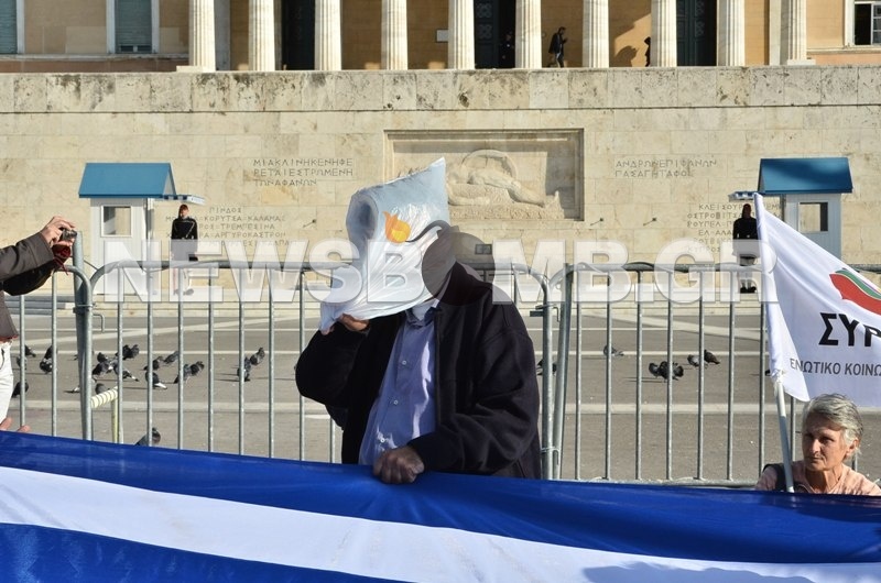 Συγκέντρωση έξω από τη Βουλή: «Μας προκαλείτε ασφυξία» (pics)