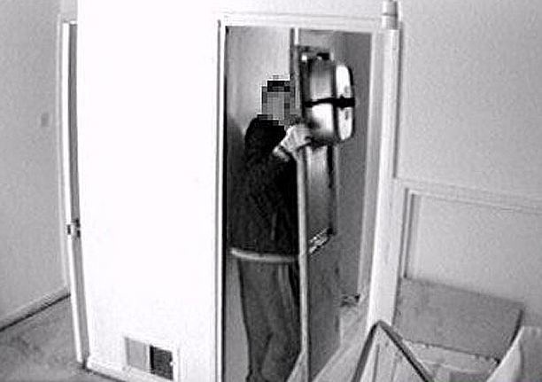 Απίστευτο! Έκλεβε νεροχύτες για να φτιάξει κάνναβη! (pics)