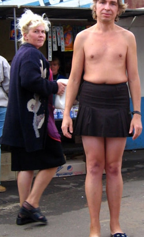 Κυκλοφορεί με... σημαία του μια φούστα!