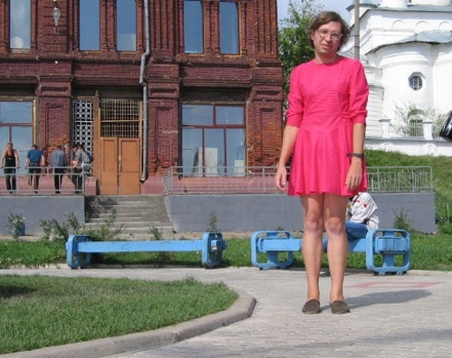 Κυκλοφορεί με... σημαία του μια φούστα!