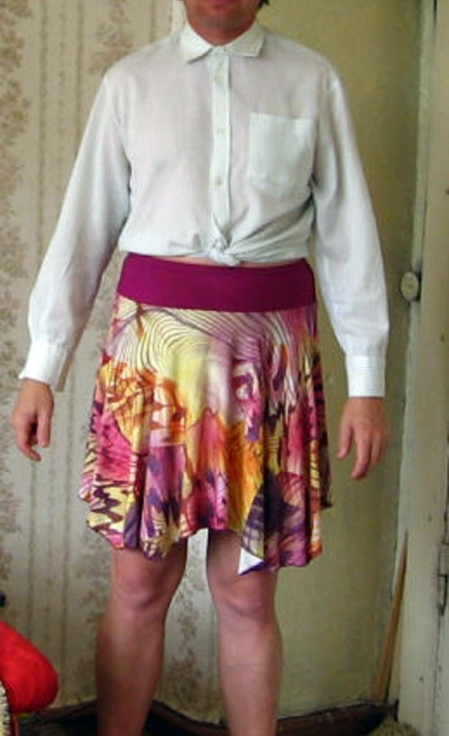 Κυκλοφορεί με... σημαία του μια φούστα!