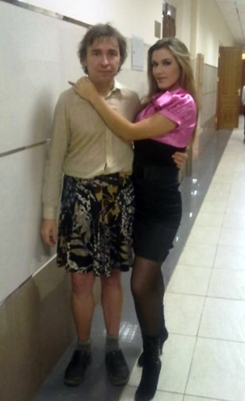 Κυκλοφορεί με... σημαία του μια φούστα!