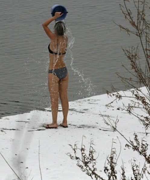 Κάνοντας βουτιές στα χιόνια (pics)