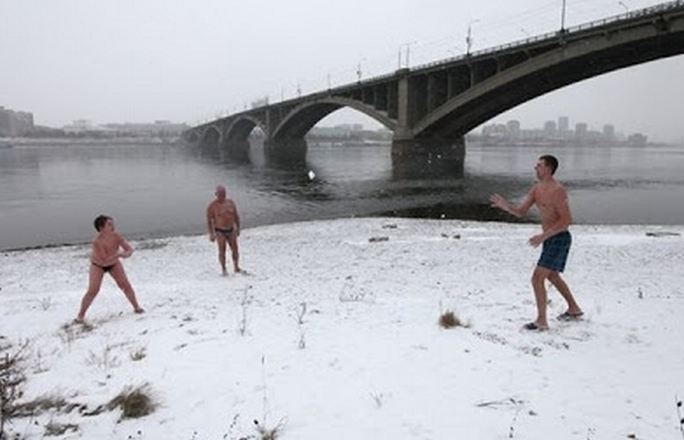 Κάνοντας βουτιές στα χιόνια (pics)