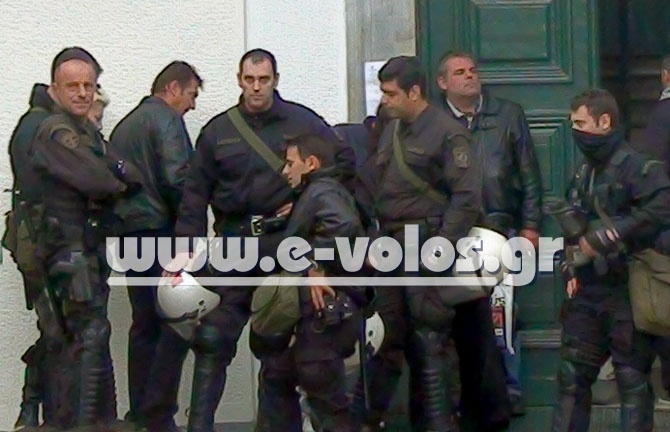 ΤΩΡΑ: Συγκέντρωση αλληλεγγύης έξω από τα δικαστήρια Βόλου (pics-video)