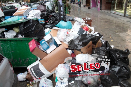 Βουνά σκουπιδιών και στο Λευκό Πύργο (pics)