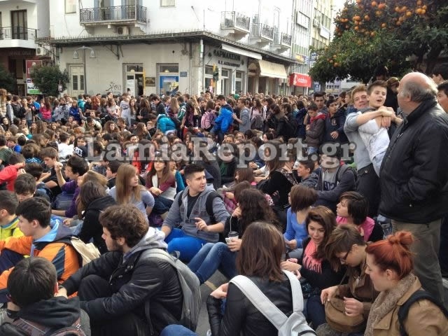 Κραυγή απόγνωσης: «Μην παίζετε με το μέλλον... μας ανήκει»! (pics-vid)