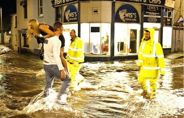 Διασχίζουν τους δρόμους με... βάρκες στη Βρετανία(pics)