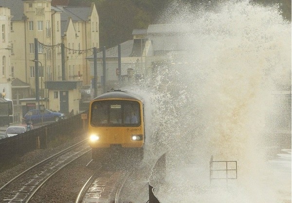 Διασχίζουν τους δρόμους με... βάρκες στη Βρετανία(pics)