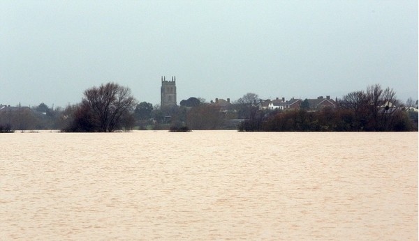 Διασχίζουν τους δρόμους με... βάρκες στη Βρετανία(pics)