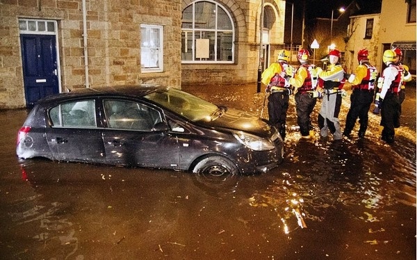 Διασχίζουν τους δρόμους με... βάρκες στη Βρετανία(pics)