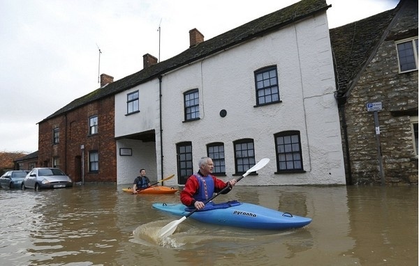 Διασχίζουν τους δρόμους με... βάρκες στη Βρετανία(pics)