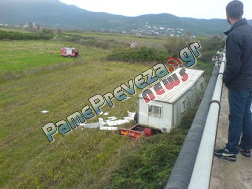 ΠΡΙΝ ΑΠΟ ΛΙΓΟ: Νεκρός οδηγός νταλίκας η οποία έπεσε από γέφυρα