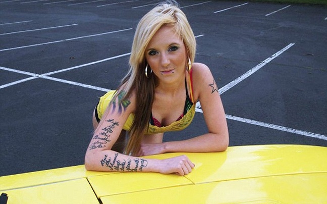 Έβγαλε σέξι φωτογραφίες με την κόρη του για να πουλήσει το αμάξι!