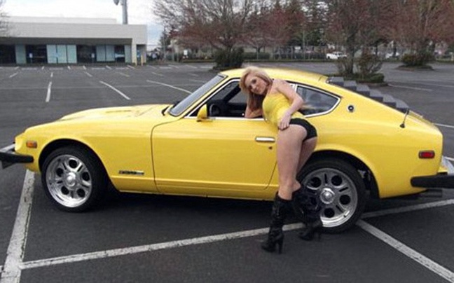 Έβγαλε σέξι φωτογραφίες με την κόρη του για να πουλήσει το αμάξι!