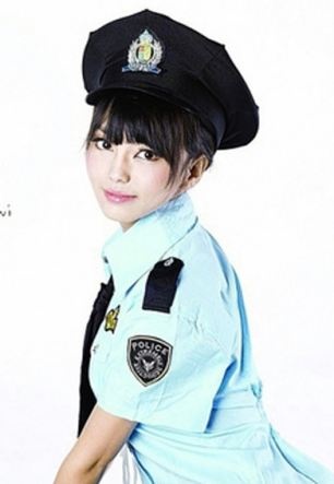 9 μήνες φυλάκιση για την σέξι... αστυνομικίνα του Facebook! (pics)