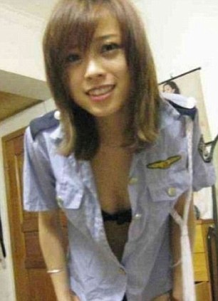 9 μήνες φυλάκιση για την σέξι... αστυνομικίνα του Facebook! (pics)