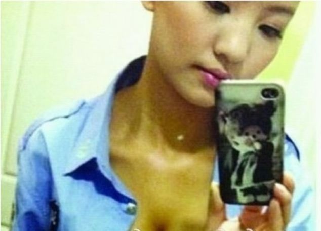 9 μήνες φυλάκιση για την σέξι... αστυνομικίνα του Facebook! (pics)