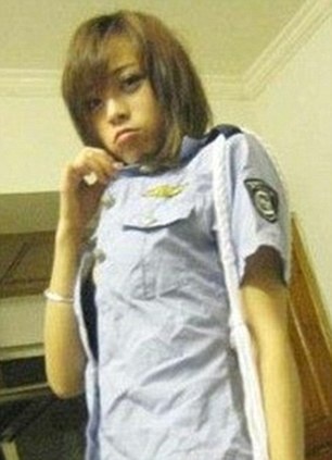 9 μήνες φυλάκιση για την σέξι... αστυνομικίνα του Facebook! (pics)