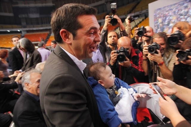 Δείτε το μωρό που ξετρέλανε τον Τσίπρα!(pics)