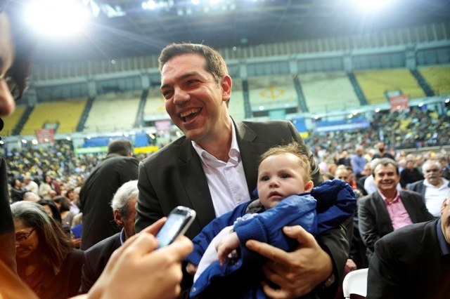 Δείτε το μωρό που ξετρέλανε τον Τσίπρα!(pics)