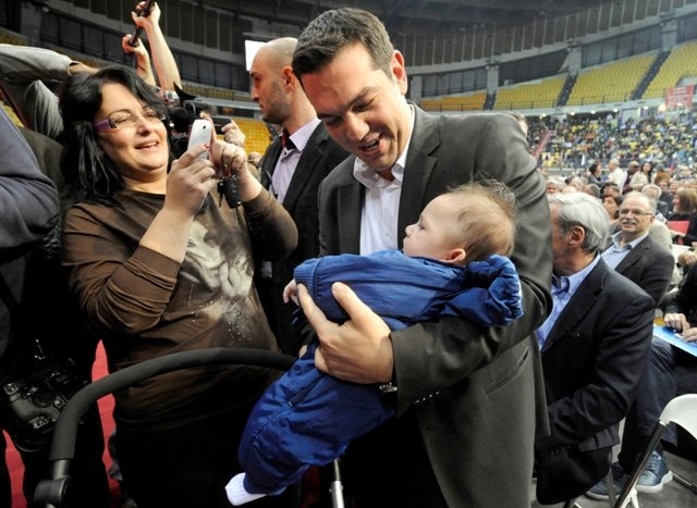 Δείτε το μωρό που ξετρέλανε τον Τσίπρα!(pics)