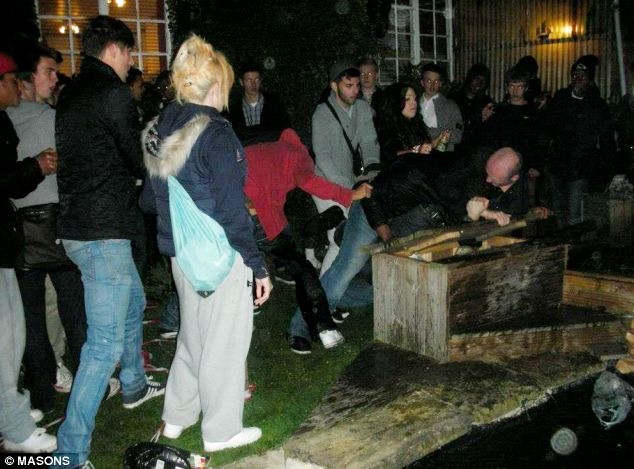 Τι να κάνεις για να έρθουν 1.000 άτομα (και η αστυνομία) στο πάρτι σου