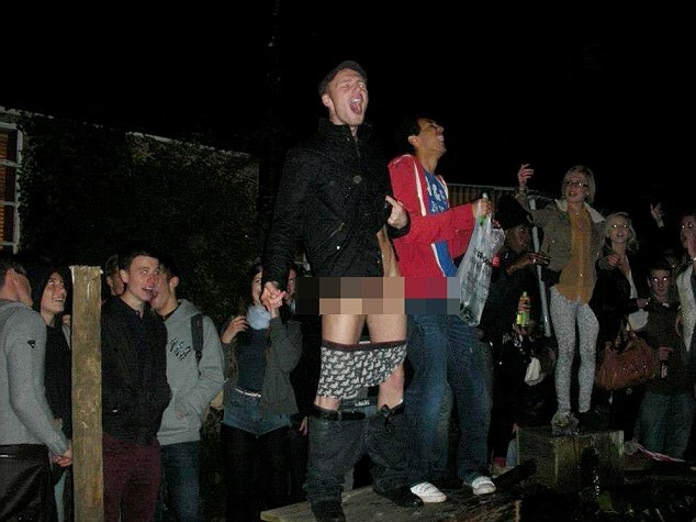 Τι να κάνεις για να έρθουν 1.000 άτομα (και η αστυνομία) στο πάρτι σου