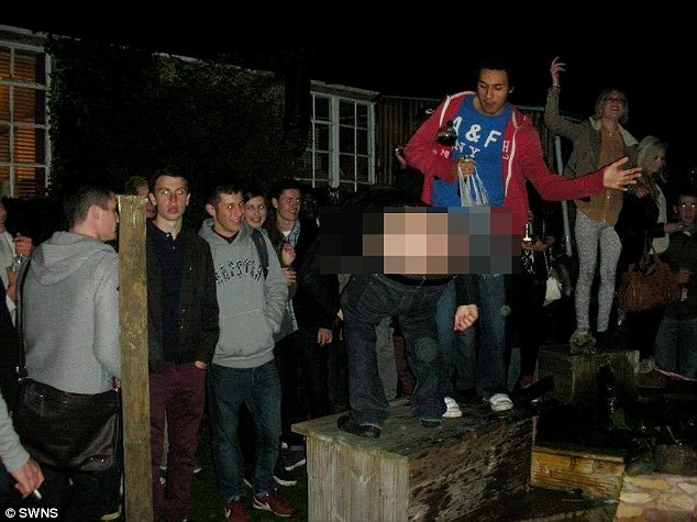 Τι να κάνεις για να έρθουν 1.000 άτομα (και η αστυνομία) στο πάρτι σου