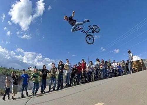 Απίθανες φωτογραφίες: Άνθρωποι που φλερτάρουν με τον θάνατο