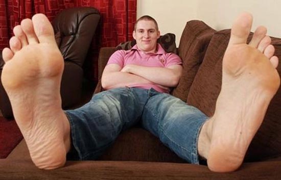 Ο άνθρωπος με τις μεγαλύτερες πατούσες στον κόσμο (pics)