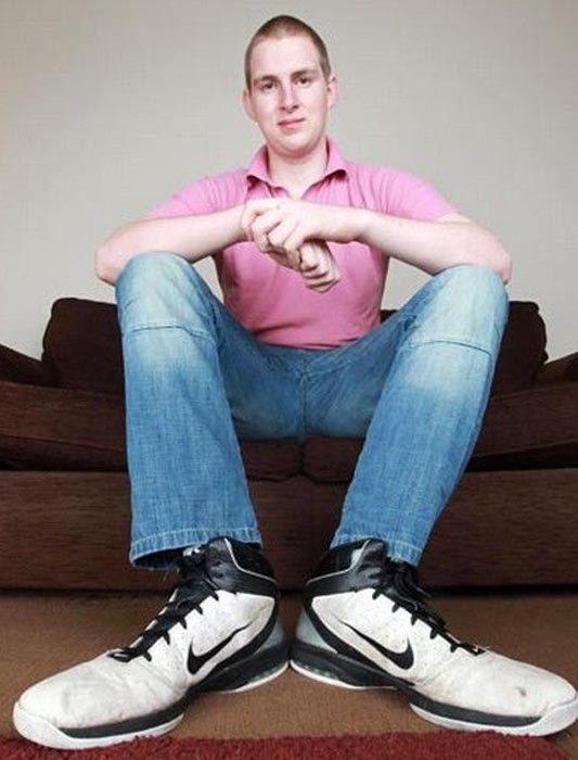 Ο άνθρωπος με τις μεγαλύτερες πατούσες στον κόσμο (pics)