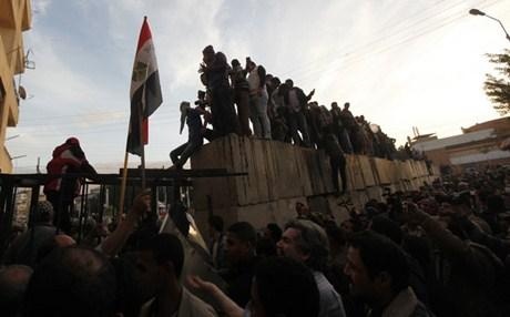 21 Δεκεμβρίου 2012: Αγρότης κατασκεύασε... κιβωτό-μπάλα!