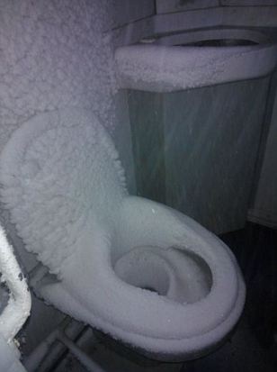 Απίστευτο: Πήγε στην τουαλέτα και δείτε τι αντίκρυσε!