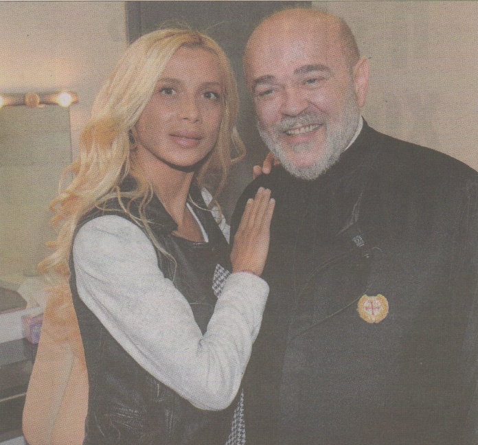 Ο παπάς που πηγαίνει... στα μπουζούκια για καλό σκοπό!