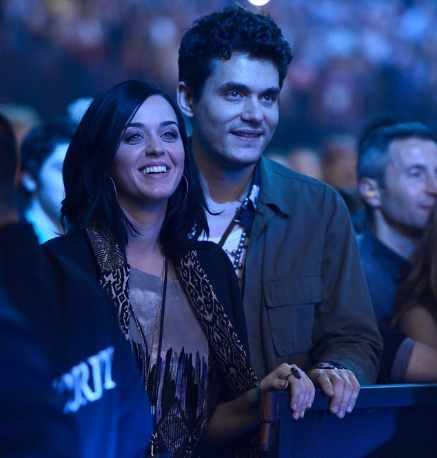 Η Katy Perry είναι «κολλημένη» με τον John Mayer και δεν το κρύβει...