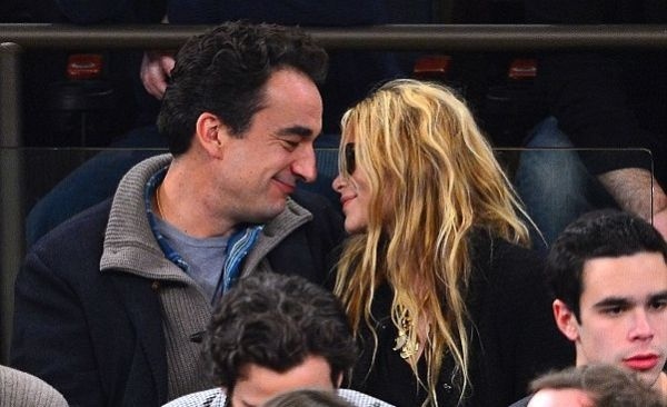 Όλσεν – Σαρκοζί: Παρακολούθησαν αγώνα μπάσκετ μέσα στα... μέλια!