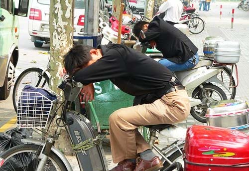 Αν νυστάζει ο άνθρωπος κοιμάται... όπου να ναι! (pics)