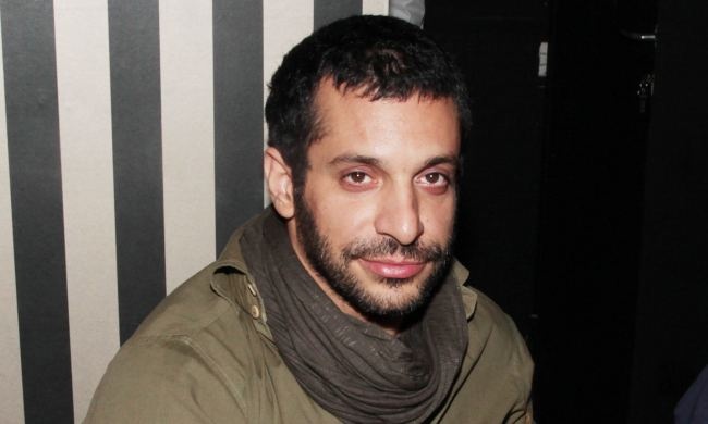 Έλληνας ηθοποιός αποκαλύπτει ότι πήγε με 3 γυναίκες το ίδιο βράδυ