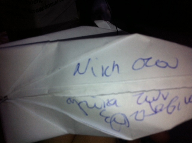  Δείτε τί κρέμασαν σε στάση λεωφορείου (φωτο)