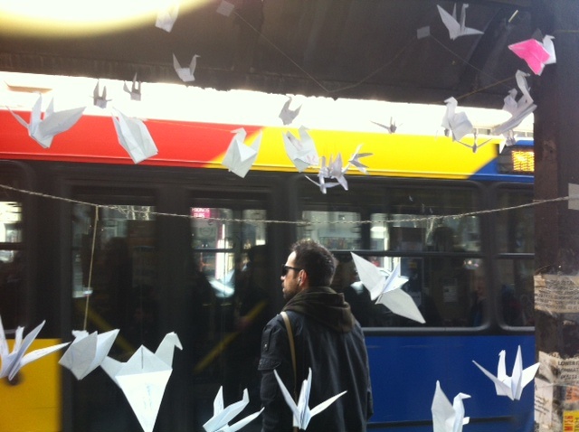  Δείτε τί κρέμασαν σε στάση λεωφορείου (φωτο)