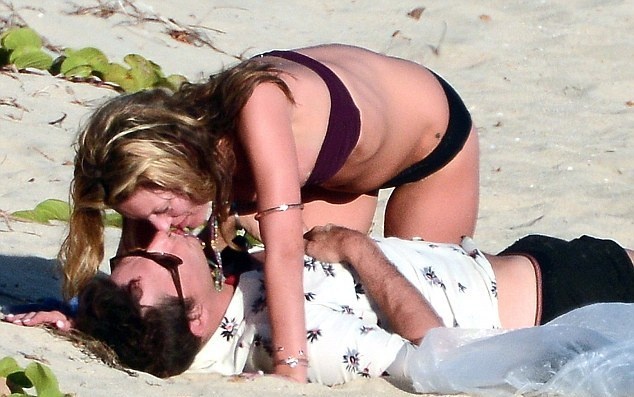 Διάσημο μοντέλο... έβγαζε τα μάτια της στην παραλία! (pics)